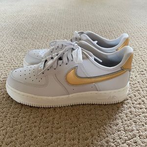 Nike Air Force 1 (Gold swoosh)